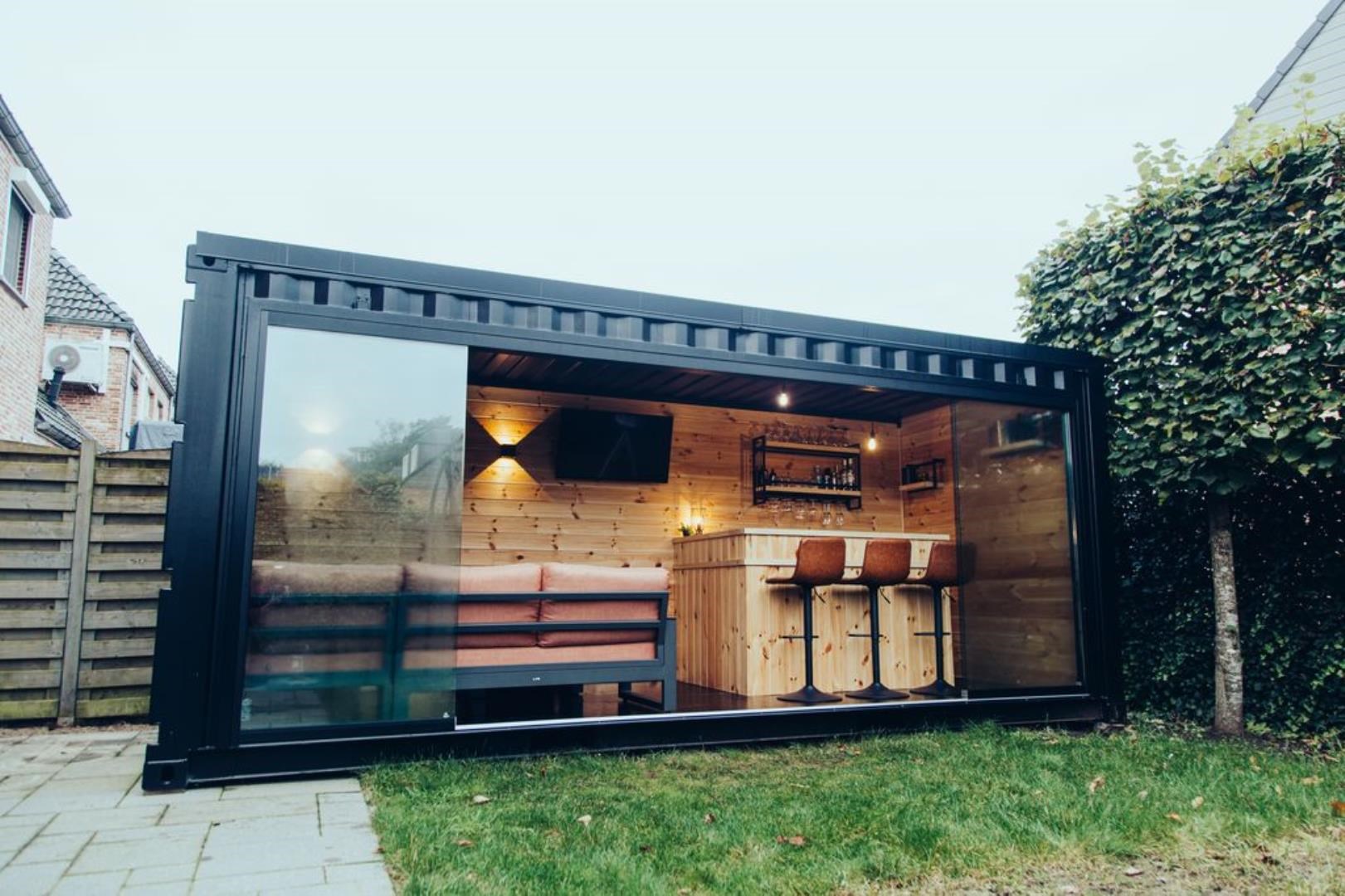 Poolhouse container